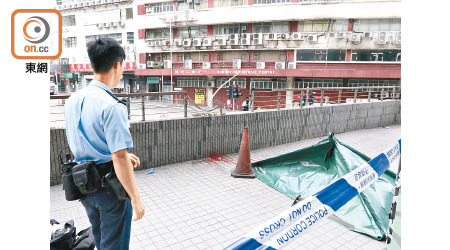 墮樓男子遺體被帳篷遮蓋，欄杆遺有血漬。（馬竟峯攝）