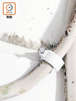 早前一名疑為無牌的大媽工人錯手把「碼仔」釘落電線，令金屬線外露。