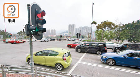 不少區議員質疑大涌橋路「孭仔燈」令駕駛者「睇錯燈」。