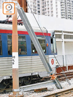 天榮站受沉降影響，站內線杆均裝置多重拉力設施。