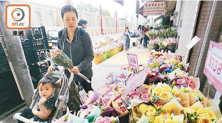 花墟滿街也擺滿各式各樣花束供市民選購。（李志湧攝）