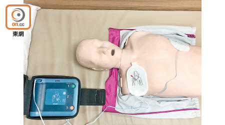 AED機有語音提示急救者如何施救，方便「門外漢」使用。（鍾君容攝）