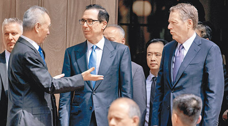 劉鶴（左）與姆紐欽（中）及萊蒂澤（右）離開貿易代表辦公室。（美聯社圖片）