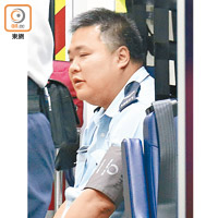 灣仔<br>遇襲警員在救護車接受治理。