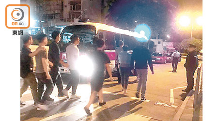 香港仔<br>警方帶走涉案男女。
