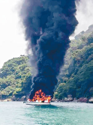 起火遊艇陷入火海，冒出大量濃煙。（互聯網圖片）