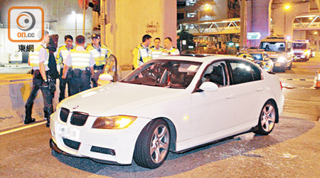 觀塘<br>涉事私家車遭截停，司機被捕。（楊日權攝）
