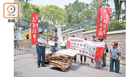 警員接收請願信。（溫國佳攝）