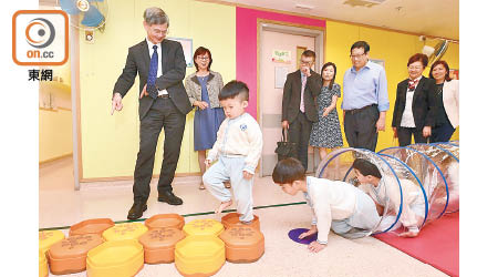 羅致光日前到訪本港一間兒童發展中心。