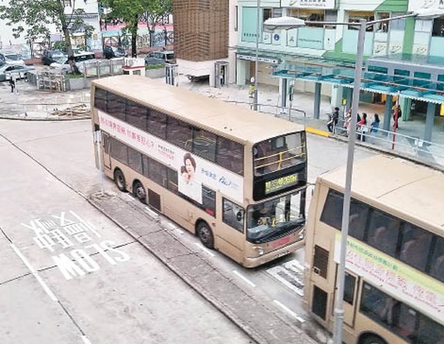 新車未運到運署續牌算數 市民焗搭超齡巴士