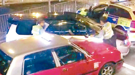 警員用警棍扑爛車窗，阻止司機駕車逃走。（互聯網圖片）