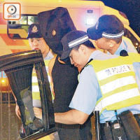 警員拘捕七人車司機。（郭垂垂攝）