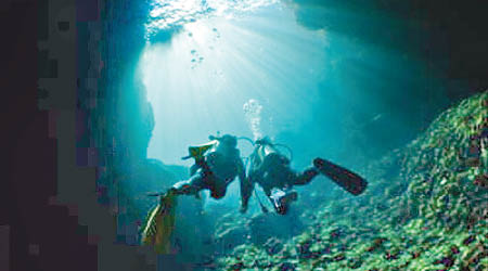 青之洞窟是當地的潛水熱點。（互聯網圖片）
