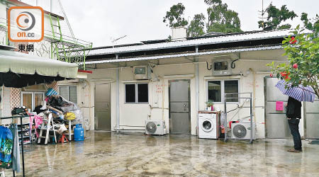 大旗嶺村<br>寮屋外牆均有紅字編號，並設置冷氣、洗衣機等設備。