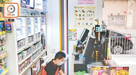 賊人在沙浦道7-11便利店僅掠去一盒香煙。（張開裕攝）