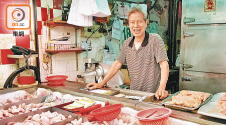 凍肉檔店東黃先生說多了街坊購買凍肉，生意額微升一成。（朱先儒攝）