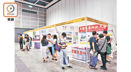 一連兩日舉行的國際教育展新增「台灣升學區」。（吳艶玲攝）