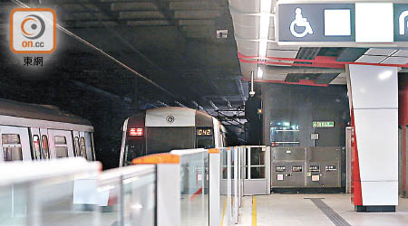 港鐵荃灣線上周三兩度發生衝燈事件。