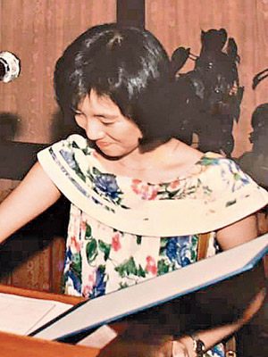袁莎妮三十年前簽收獎學金，之後入讀牛津大學。（互聯網圖片）