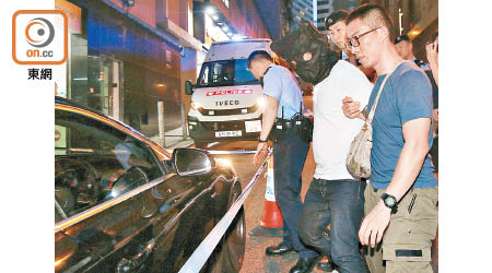 其中一名疑犯被押往搜車。（文健雄攝）