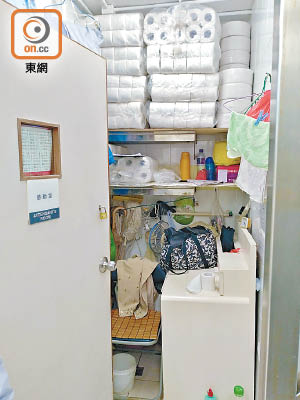 調查揭十七所公廁值勤房沒有風扇或抽氣扇等通風設施，又堆滿雜物。
