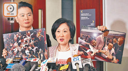 葉劉淑儀（右）向美中經濟與安全審議委員會代表團展示立法會會議衝突照片，以示民主派議員的粗暴。（溫國佳攝）