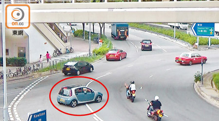 舊式 大圍迴旋處<br>有私家車（紅圈示）疑未有讓迴旋處內的車輛先行，直衝入內線時險撞及一架電單車。
