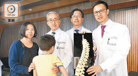 港大引入的新式外科技術適用於受中度脊椎側彎影響及正在發育的兒童。（黃偉邦攝）