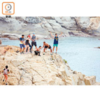 鶴咀<br>年輕遊客懶理危險，與崖邊零距離。