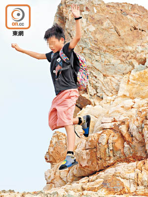 鶴咀<br>小童視懸崖頂為遊樂場，在凹凸不平的石上跑跑跳跳。