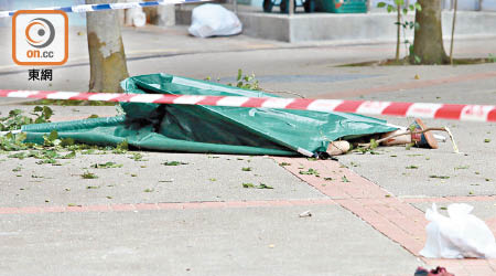 警方用帳篷將屍體蓋着，旁邊遺下一隻波鞋。（趙瑞麟攝）