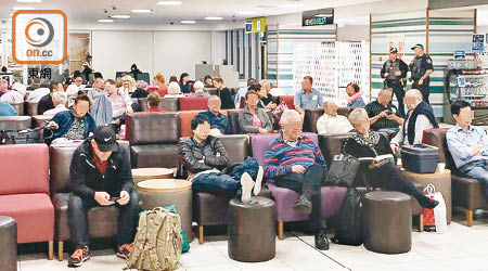大批國泰乘客滯留達爾文機場。（讀者提供）