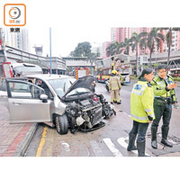 私家車車頭嚴重損毀，警員在場調查。（張世洋攝）