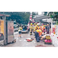 私家車剷上巴士站，救護員到場拯救傷者。（互聯網圖片）