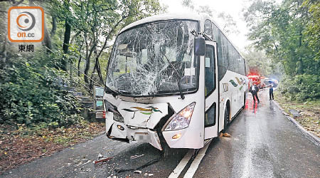 肇事巴士車頭毀爛，橫亘路中。（陳章存攝）