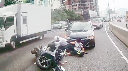 筲箕灣<br>尾隨私家車撞向電單車二人。（互聯網圖片）