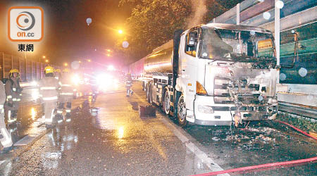 肇事運油車車頭受損。（胡德威攝）