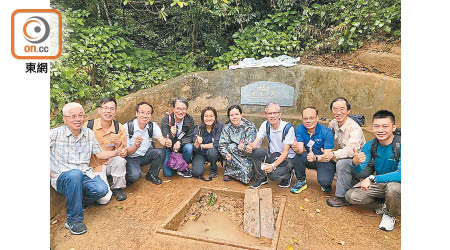 兩村村民代表及一眾嘉賓在水井前留影。（受訪者提供）