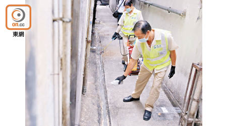 港府早前啟動全城清潔行動，並派員到深水埗區清洗街道及後巷。
