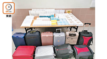 檢獲的貨品及行李箱。