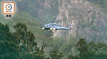 直升機將墮崖男子吊起送院。（郭垂垂攝）