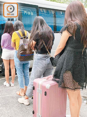 警方在荃灣拘捕四名內地女子。