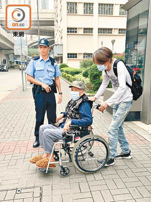 被告駱潤桃獲准保釋後，坐輪椅離開法院。