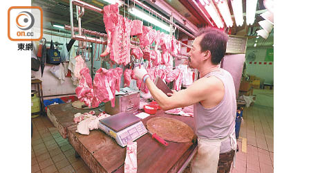 街市部分檔戶售賣前晚賣剩的豬肉。（陳德賢攝）