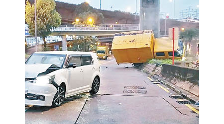 貨車與私家車相撞後，再剷上花槽。（互聯網圖片）