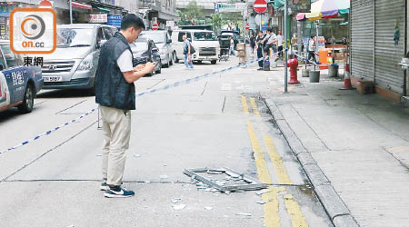 毀爛鋁窗遺在地上，探員在場搜證。（曾紹良攝）