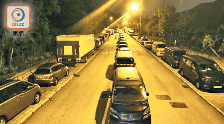 水泉澳邨入黑後有超過二百架違泊汽車。
