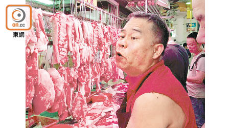 豬肉檔販李先生擔心豬肉停止供應，會影響生計。（何青霞攝）