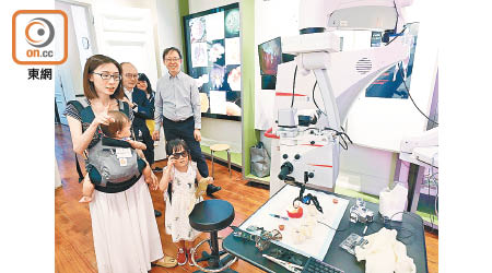 展覽展出多項眼科醫療器材，介紹本港眼科醫學發展。（羅錦鴻攝）