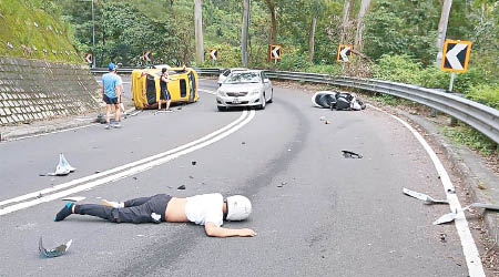 鐵騎士倒臥公路上。（互聯網圖片）